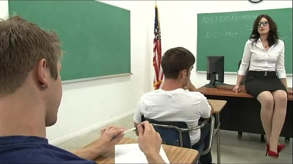 Alunos tarados comendo a professora gostosa na sala de aula