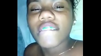 Vídeo de sexo com a morena abrindo as pernas