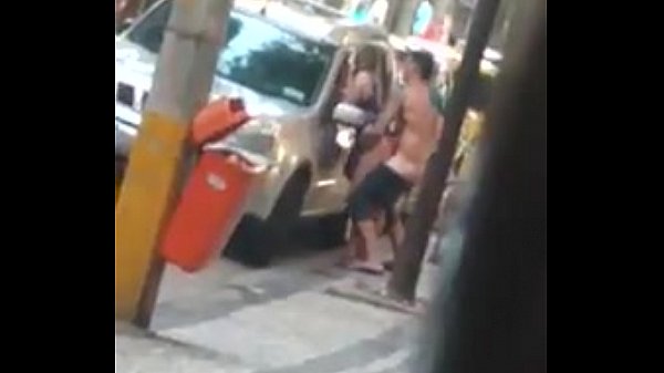 Video amador com um casal fudendo em publico