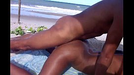 Negras nuas na praia liberando o cu