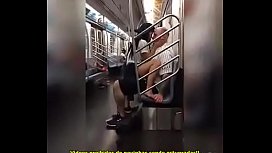 Sexo no metro sentando na rola dura