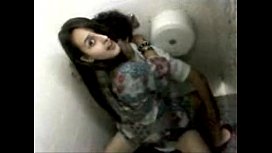 Vídeo de sexo no banheiro escondido