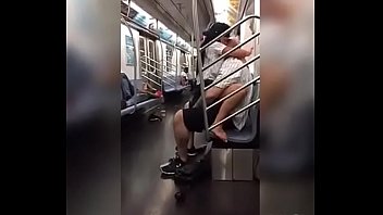 Sexo no metro com a namorada acesa