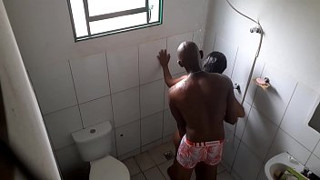 Amadora morena dando pro namorado no banho